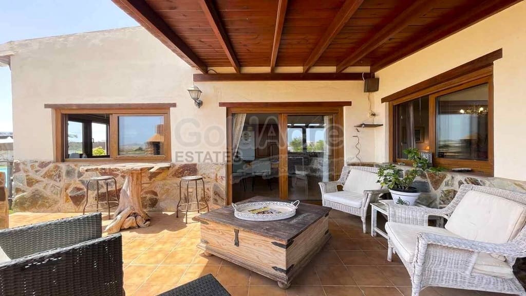 Chalet de 3 habitaciones en Lajares en venta con piscina garaje - 495.000 € (Ref: 10027674)