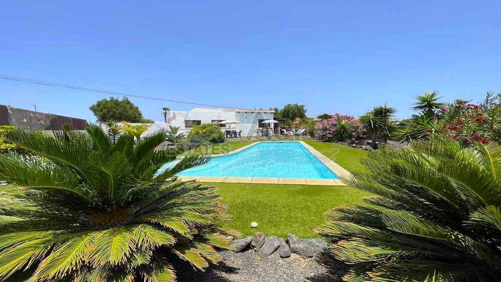 Chalet de 3 habitaciones en Lajares en venta con piscina garaje - 495.000 € (Ref: 10027674)