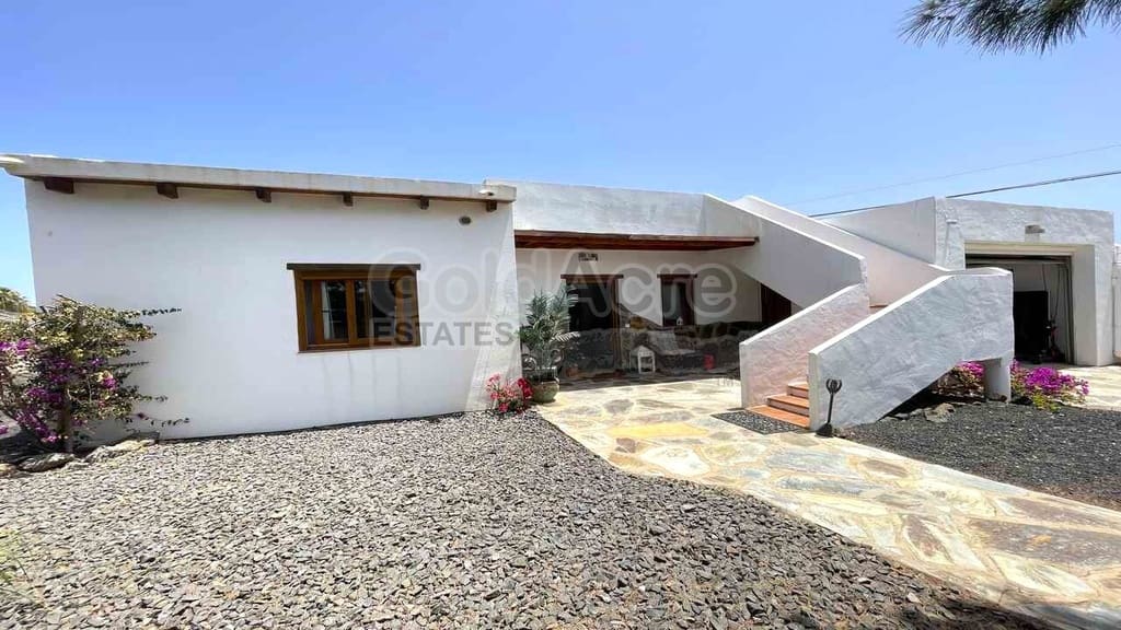 Chalet de 3 habitaciones en Lajares en venta con piscina garaje - 495.000 € (Ref: 10027674)