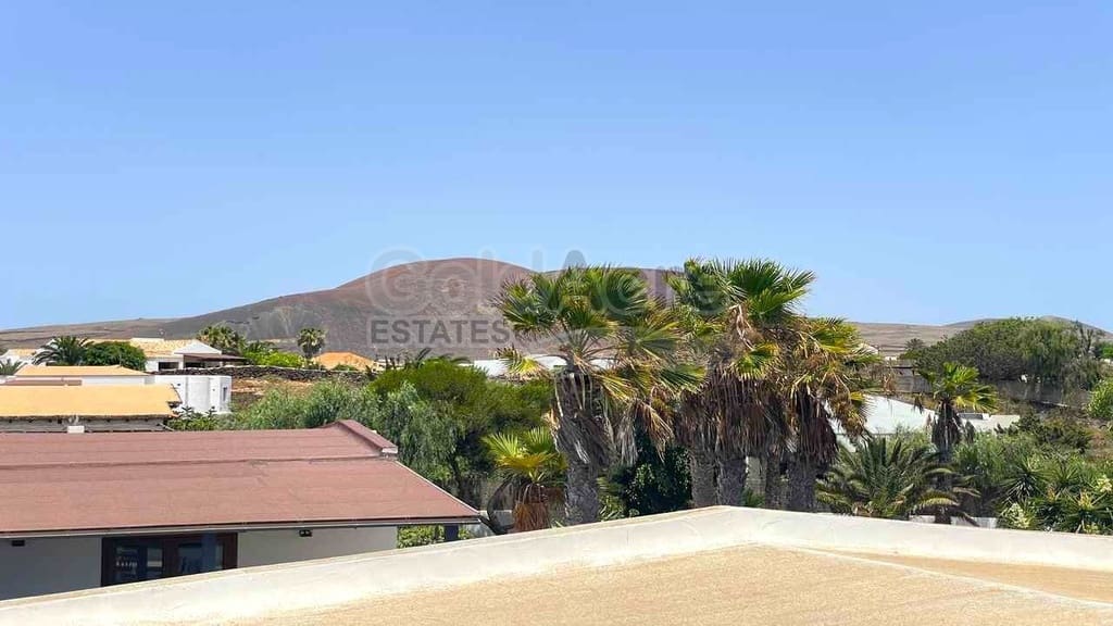 Chalet de 3 habitaciones en Lajares en venta con piscina garaje - 495.000 € (Ref: 10027674)