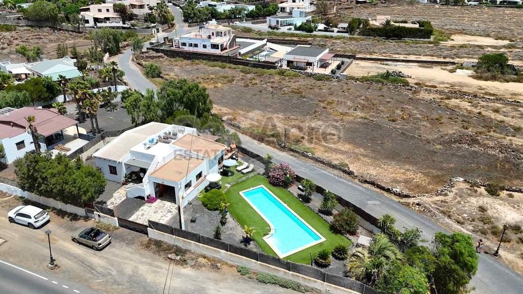 Chalet de 3 habitaciones en Lajares en venta con piscina garaje - 495.000 € (Ref: 10027674)