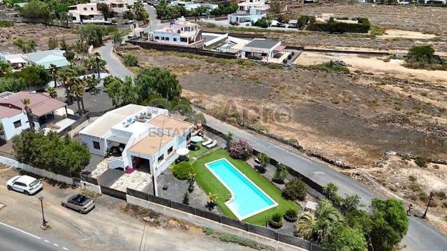 Chalet de 3 habitaciones en Lajares, La Oliva en venta con piscina garaje - 495.000 € (Ref: 10027674)