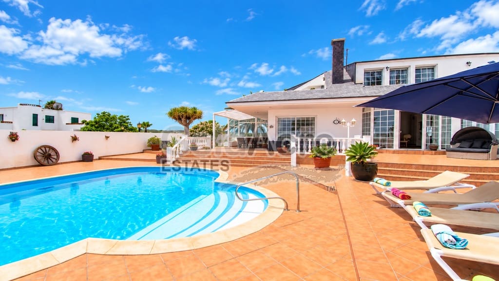 4 quarto Moradia para venda em Corralejo com piscina garagem - 1 390 000 € (Ref: 10094066)
