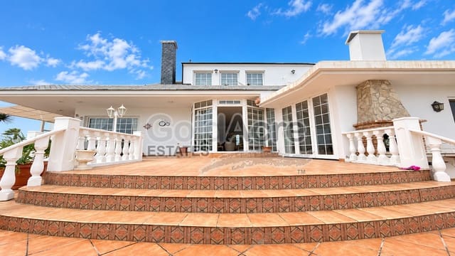 4 slaapkamer Villa te koop in Corralejo, La Oliva met zwembad garage - € 1.390.000 (Ref: 10094066)