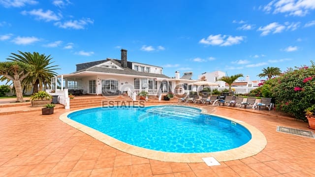 4 slaapkamer Villa te koop in Corralejo, La Oliva met zwembad garage - € 1.390.000 (Ref: 10094066)
