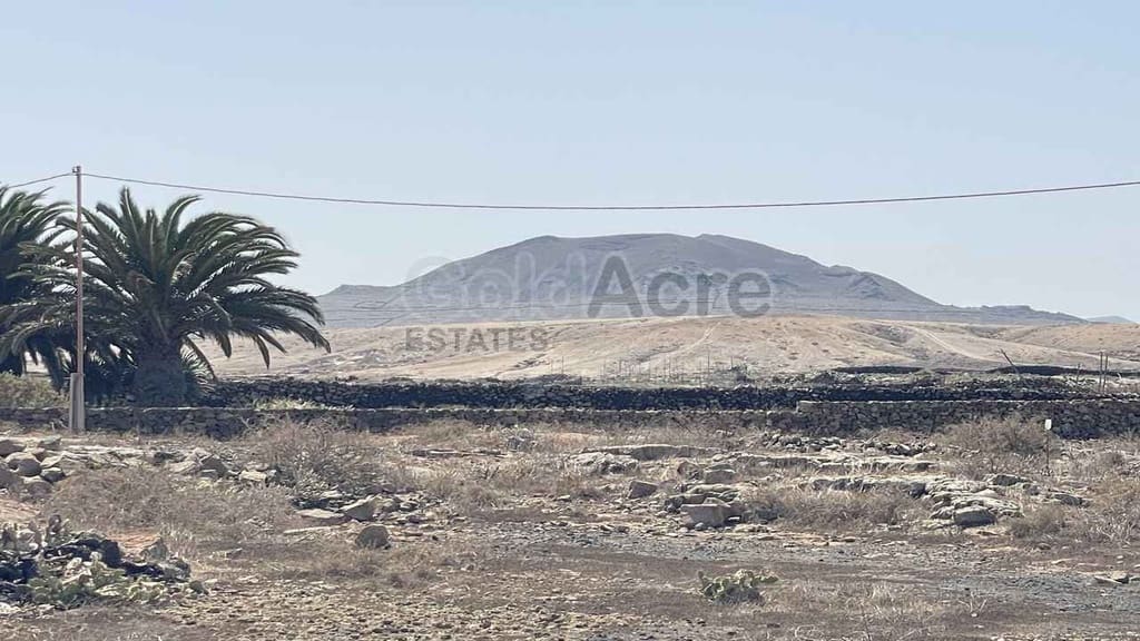 Ubebygd land til salgs i Lajares - € 170 000 (Ref: 10110429)