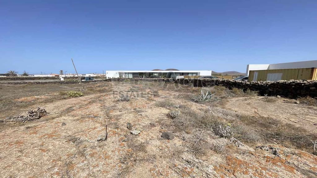 Ubebygd land til salgs i Lajares - € 170 000 (Ref: 10110429)