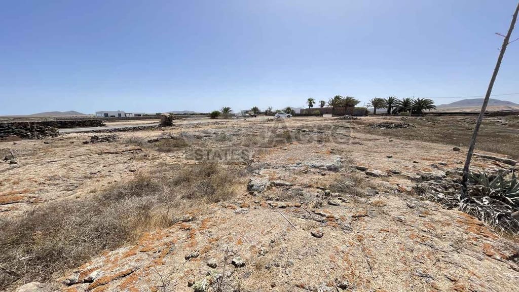 Ubebygd land til salgs i Lajares - € 170 000 (Ref: 10110429)