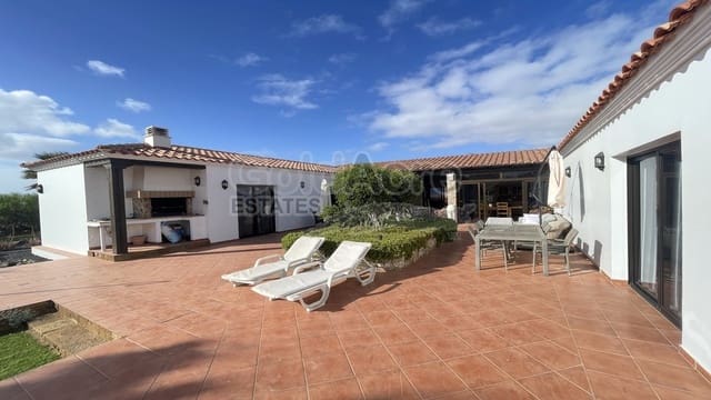 5 soverom Villa til salgs i Villaverde, La Oliva med svømmebasseng - € 970 000 (Ref: 10118653)