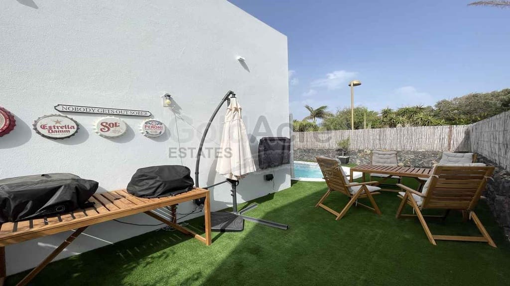 Chalet de 2 habitaciones en Corralejo en venta con piscina garaje - 259.000 € (Ref: 10179731)
