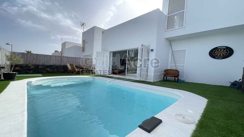 Chalet de 2 habitaciones en Corralejo en venta con piscina garaje - 259.000 € (Ref: 10179731)