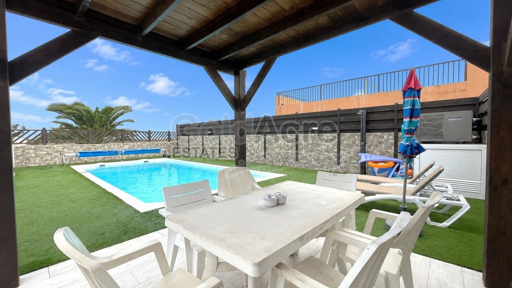 3 slaapkamer Villa te koop in Corralejo met zwembad garage - € 595.000 (Ref: 10186301)