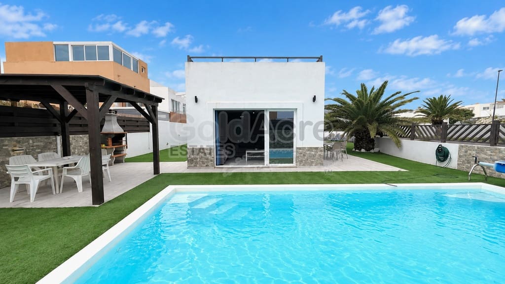 3 slaapkamer Villa te koop in Corralejo met zwembad garage - € 595.000 (Ref: 10186301)