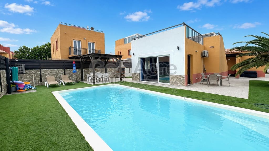 3 slaapkamer Villa te koop in Corralejo met zwembad garage - € 595.000 (Ref: 10186301)