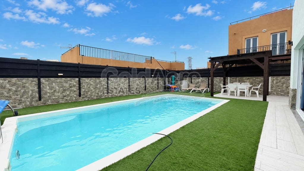 3 slaapkamer Villa te koop in Corralejo met zwembad garage - € 595.000 (Ref: 10186301)