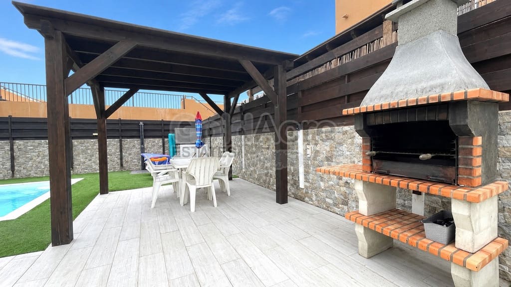 3 slaapkamer Villa te koop in Corralejo met zwembad garage - € 595.000 (Ref: 10186301)