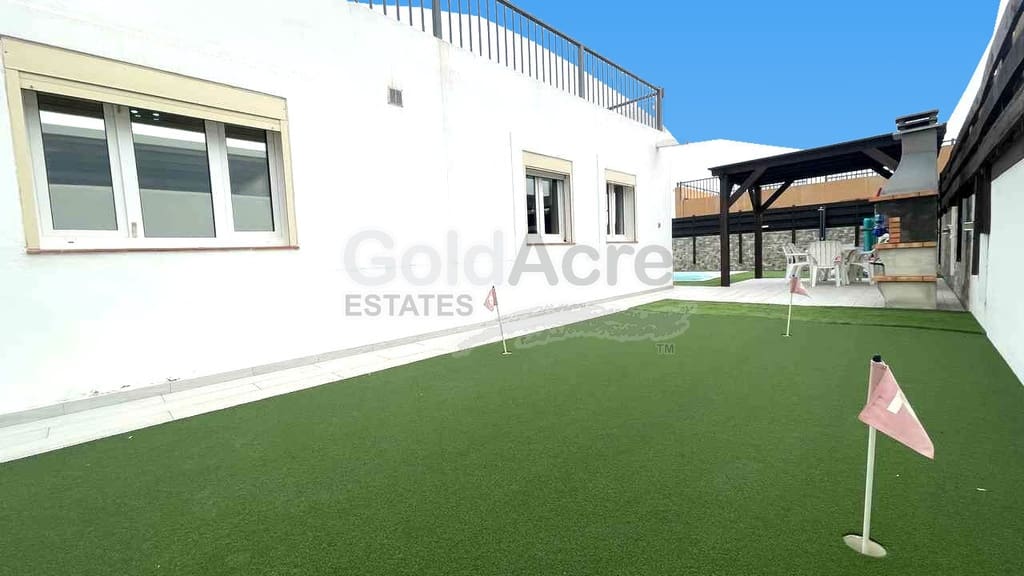 3 slaapkamer Villa te koop in Corralejo met zwembad garage - € 595.000 (Ref: 10186301)