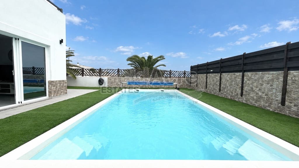 3 slaapkamer Villa te koop in Corralejo met zwembad garage - € 595.000 (Ref: 10186301)