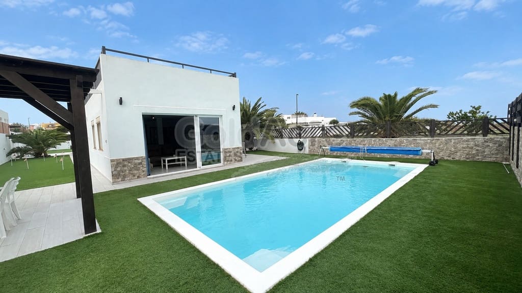 3 slaapkamer Villa te koop in Corralejo met zwembad garage - € 595.000 (Ref: 10186301)