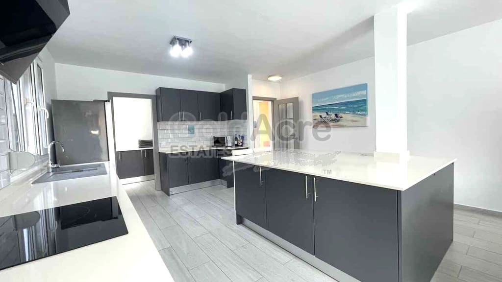3 slaapkamer Villa te koop in Corralejo met zwembad garage - € 595.000 (Ref: 10186301)