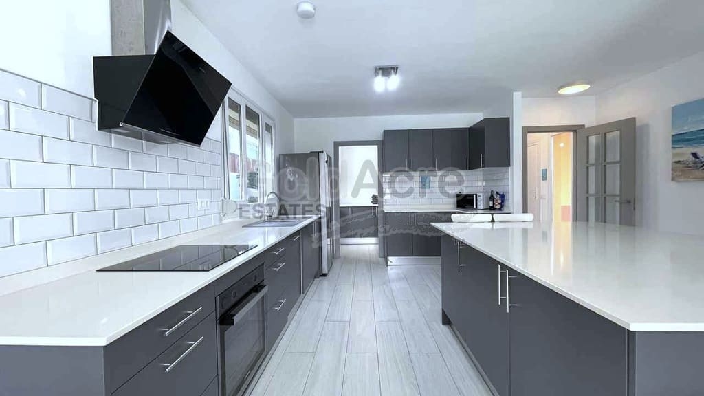 3 slaapkamer Villa te koop in Corralejo met zwembad garage - € 595.000 (Ref: 10186301)