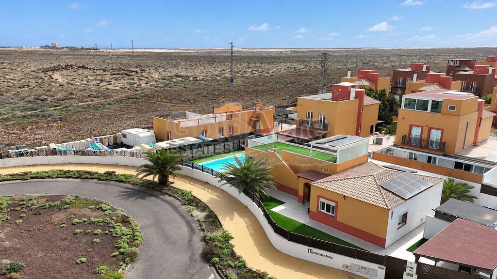 3 slaapkamer Villa te koop in Corralejo met zwembad garage - € 595.000 (Ref: 10186301)