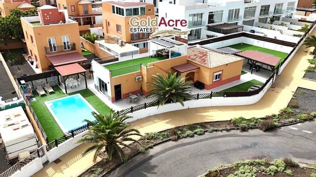 3 bedroom Villa for sale in Corralejo, La Oliva with pool garage - € 595,000 (Ref: 10186301)