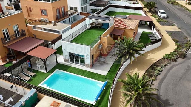3 bedroom Villa for sale in Corralejo, La Oliva with pool garage - € 595,000 (Ref: 10186301)