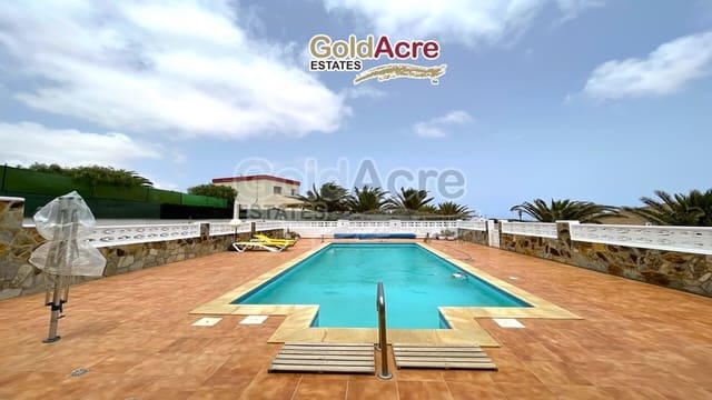 3 soveværelse Villa til salg i La Oliva med swimmingpool - € 410.000 (Ref: 7588342)