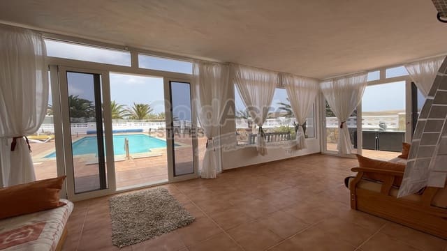 3 soveværelse Villa til salg i La Oliva med swimmingpool - € 410.000 (Ref: 7588342)