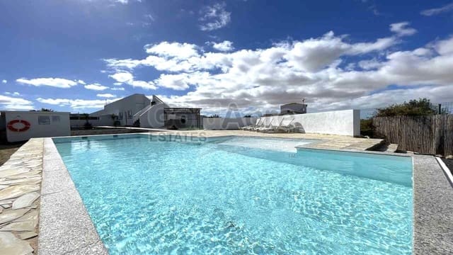 Chalet de 7 habitaciones en Villaverde, La Oliva en venta con piscina - 649.000 € (Ref: 8270638)