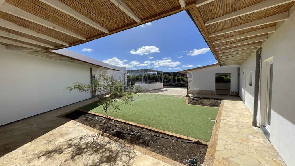 7 bedroom Villa for sale in Villaverde with pool - € 649,000 (Ref: 8270638)