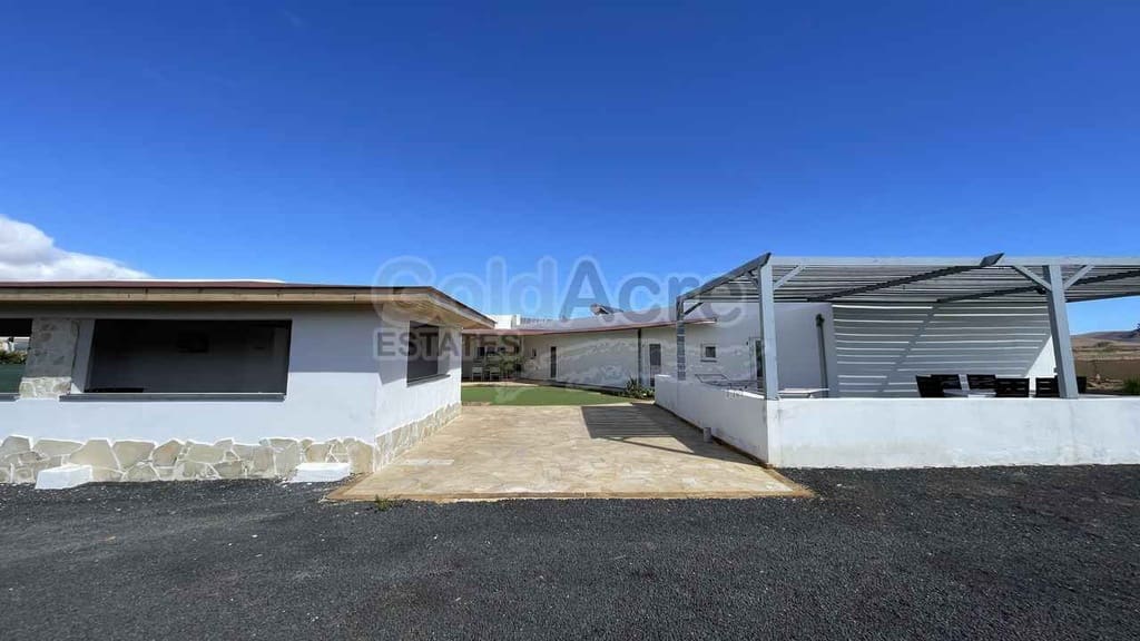 7 bedroom Villa for sale in Villaverde with pool - € 649,000 (Ref: 8270638)