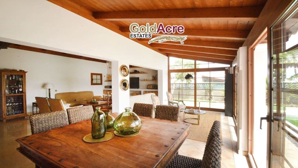 Chalet de 4 habitaciones en Corralejo en venta con piscina - 980.000 € (Ref: 8287160)