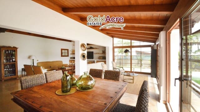 4 Zimmer Villa zu verkaufen in Corralejo, La Oliva mit Pool - 980.000 € (Ref: 8287160)