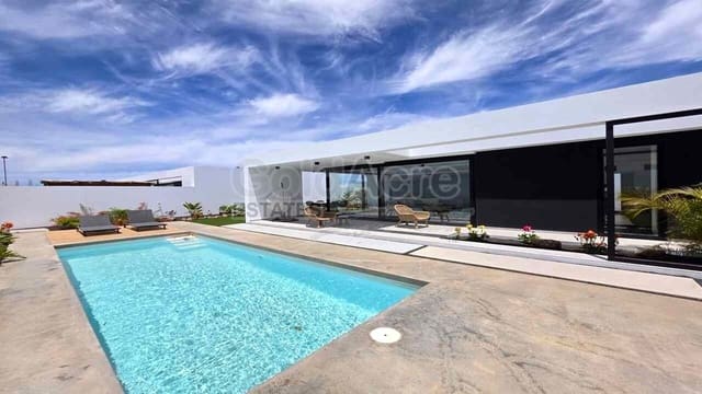 Chalet de 3 habitaciones en Villaverde, La Oliva en venta con piscina - 498.000 € (Ref: 8337627)
