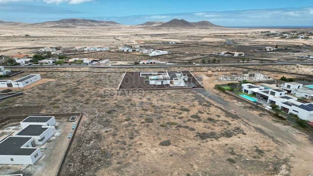 Grunde uden byggetilladelser til salg i Lajares, La Oliva - € 225.000 (Ref: 8374005)