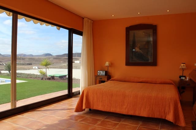 4 bedroom Finca/Country House for sale in Tesejerague, Tuineje with pool - € 795,000 (Ref: 8434184)