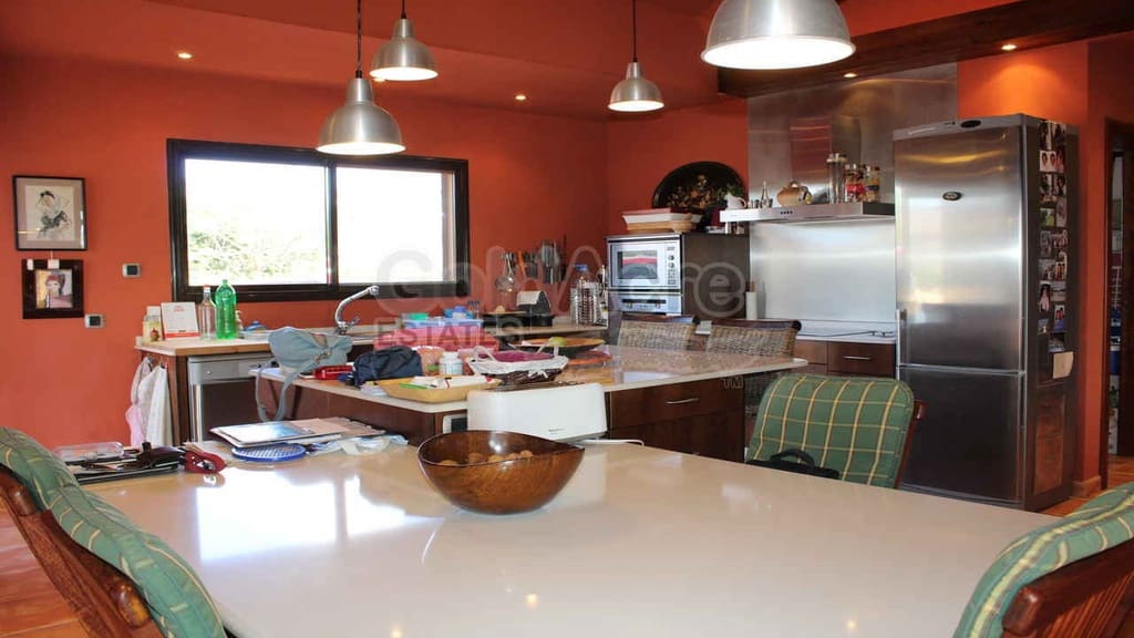 4 bedroom Villa for sale in Tesejerague with pool garage - € 795,000 (Ref: 8434184)