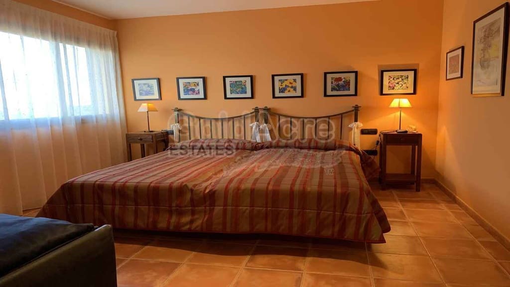4 bedroom Villa for sale in Tesejerague with pool garage - € 795,000 (Ref: 8434184)