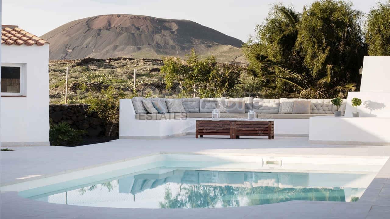 4 soveværelse Villa til salg i La Oliva med swimmingpool - € 630.000 (Ref: 8529333)