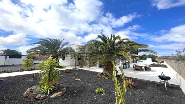 4 soveværelse Villa til salg i La Oliva med swimmingpool - € 630.000 (Ref: 8529333)