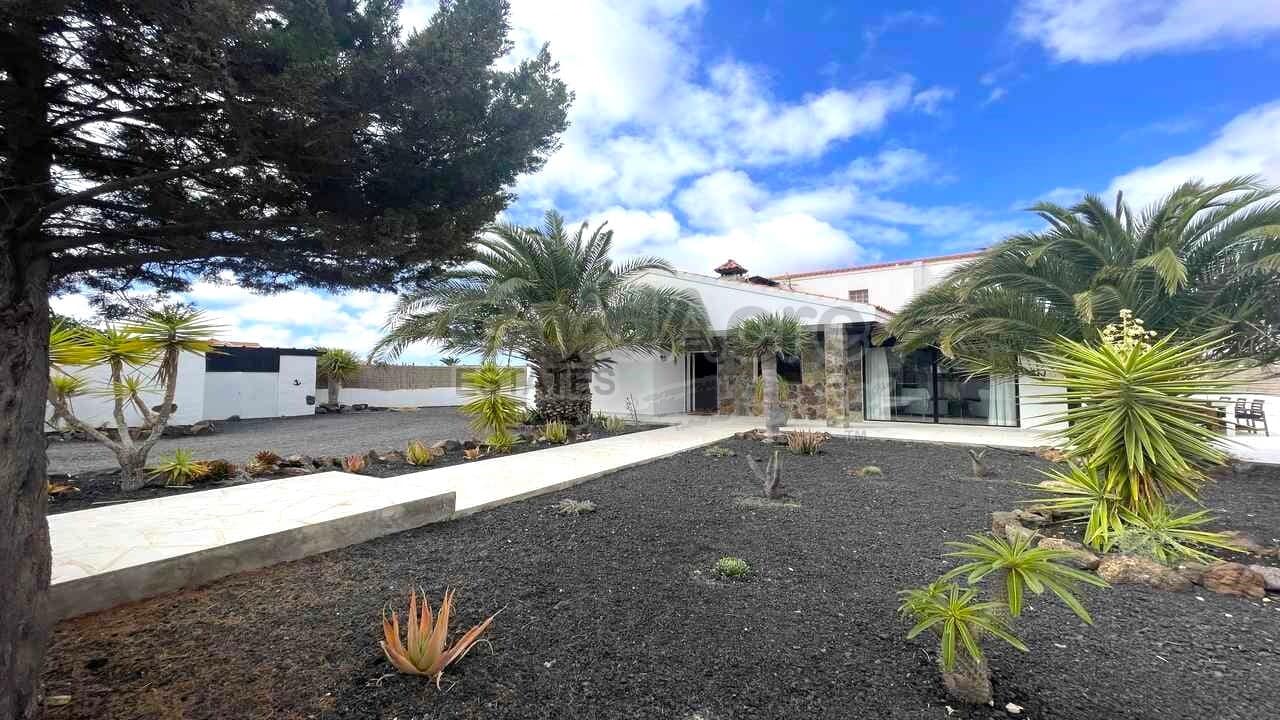 4 soveværelse Villa til salg i La Oliva med swimmingpool - € 630.000 (Ref: 8529333)