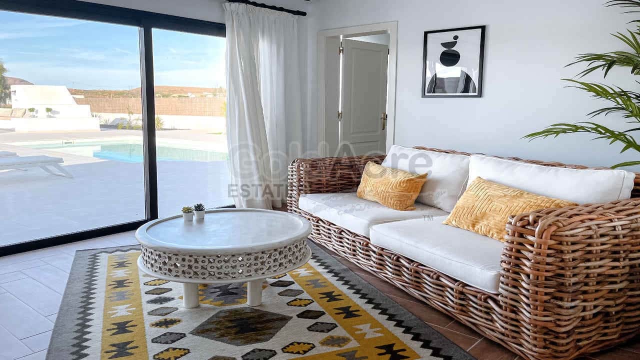 4 soveværelse Villa til salg i La Oliva med swimmingpool - € 630.000 (Ref: 8529333)