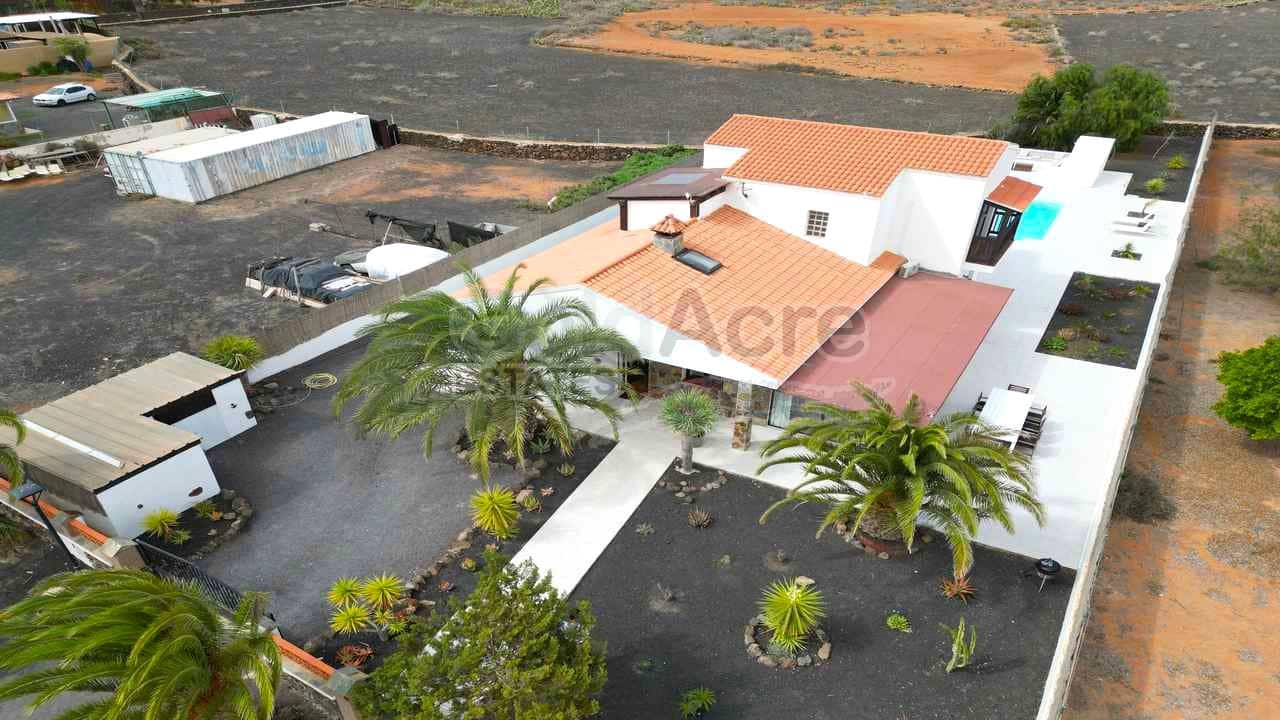 4 soveværelse Villa til salg i La Oliva med swimmingpool - € 630.000 (Ref: 8529333)