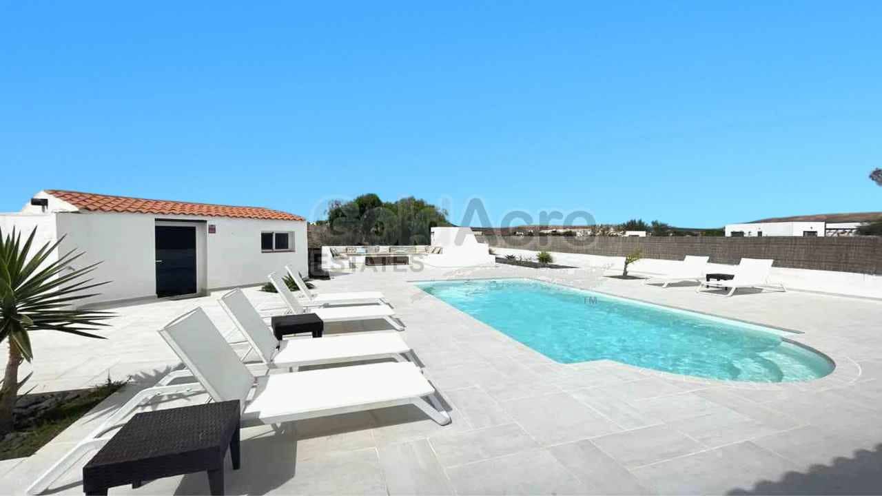 4 Zimmer Villa zu verkaufen in La Oliva mit Pool - 630.000 € (Ref: 8529333)