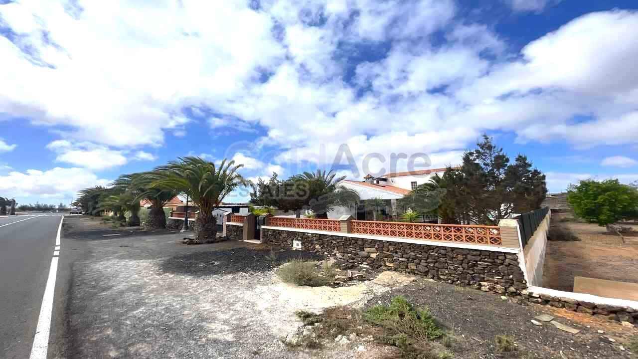 4 Zimmer Villa zu verkaufen in La Oliva mit Pool - 630.000 € (Ref: 8529333)