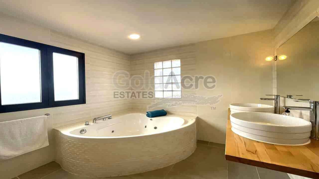 4 Zimmer Villa zu verkaufen in La Oliva mit Pool - 630.000 € (Ref: 8529333)