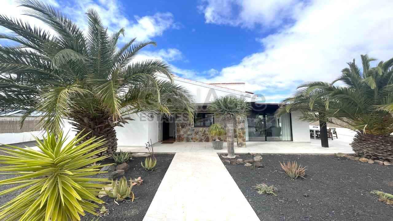 4 Zimmer Villa zu verkaufen in La Oliva mit Pool - 630.000 € (Ref: 8529333)