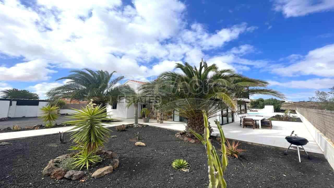 4 Zimmer Villa zu verkaufen in La Oliva mit Pool - 630.000 € (Ref: 8529333)